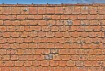 瓦の葺き替え費用はいかほど？瓦の価格をほかの屋根材と比較してみた