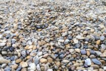 防草に砂利を敷くと効果がある？防草シートとあわせてお庭の雑草対策