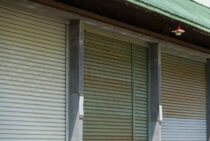 コウモリがシャッターの中にいるかも！コウモリのフンの特徴と対策