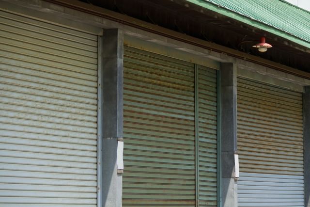 コウモリがシャッターの中にいるかも！コウモリのフンの特徴と対策