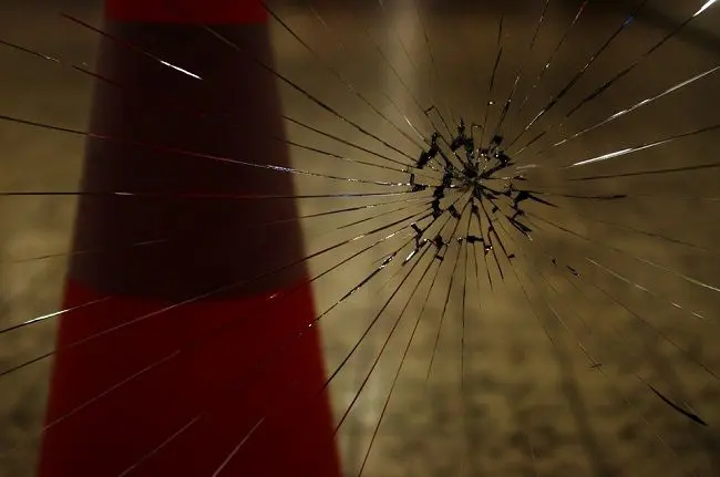 突然ガラスが割れるのはなぜ？ガラスが割れる原因と予防策