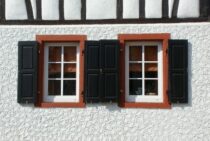 雨戸の役割とは…住宅における雨戸の必要性と修理の時期目安