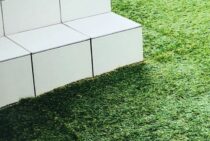 人工芝の下に防草シートは必需品！雑草防止に隙間なく敷く方法とは？