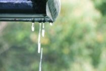 雨樋工事をDIYでやる方法を紹介。業者の方がお得になるパターンも