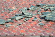 屋根瓦が割れると起こる問題とは！みつけたら業者かDIYで修理を！