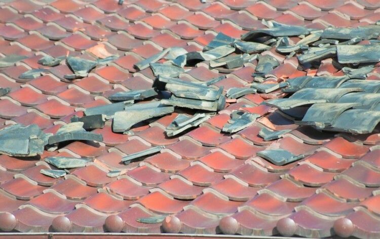 屋根瓦が割れると起こる問題とは！みつけたら業者かDIYで修理を！