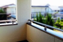 ベランダの手すりから雨漏りしたときの対処法。放置は腐敗の原因にも