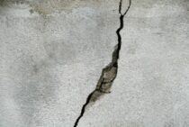 コンクリートの腐食は内部でも進む。放置すると耐震性が下がるかも