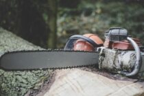 電動チェンソーは初心者向き！エンジン式との違いと後悔しない選び方