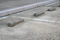 駐車場の目地に砂利を敷くデメリットとは？メリットと比較してみよう！