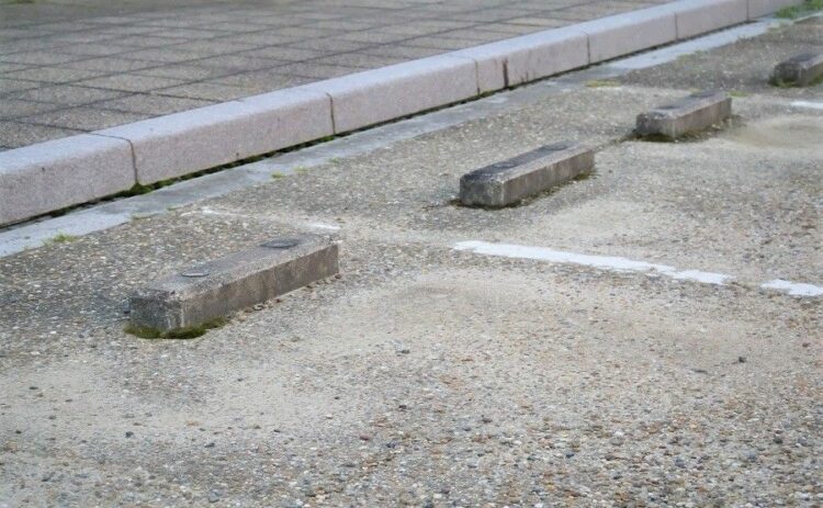 駐車場の目地に砂利を敷くデメリットとは？メリットと比較してみよう！