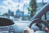 バッテリー上がりは走行中にも起きる？判断方法や対処法について