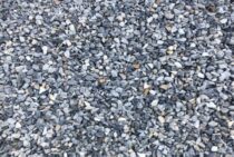 雑草の生えない庭にするコツは「土を見せない」！砂利などの方法解説