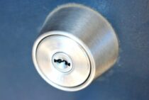 痕跡を残さず家に侵入されてしまう？カム送り解錠の手口と対策を解説