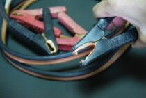ブースターケーブルとバッテリーのつなぎ方・予防法について解説！