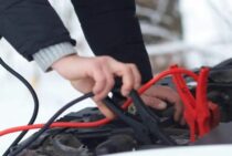 車のバッテリーに繋ぐケーブルと充電器の使い方！事故を防ぐ為の知識