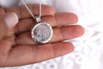 ペットの遺骨をペンダントなどのメモリアルアクセサリーにするには