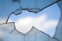 ガラスの処分方法は3つ！大きなガラスを割る・切断する方法もご紹介