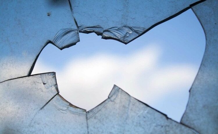 ガラスの処分方法は3つ！大きなガラスを割る・切断する方法もご紹介