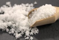 塩化カルシウムで除草する方法を解説！除草剤以外の雑草対策法も