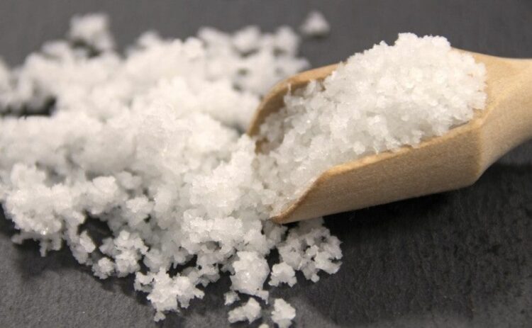 塩化カルシウムで除草する方法を解説！除草剤以外の雑草対策法も