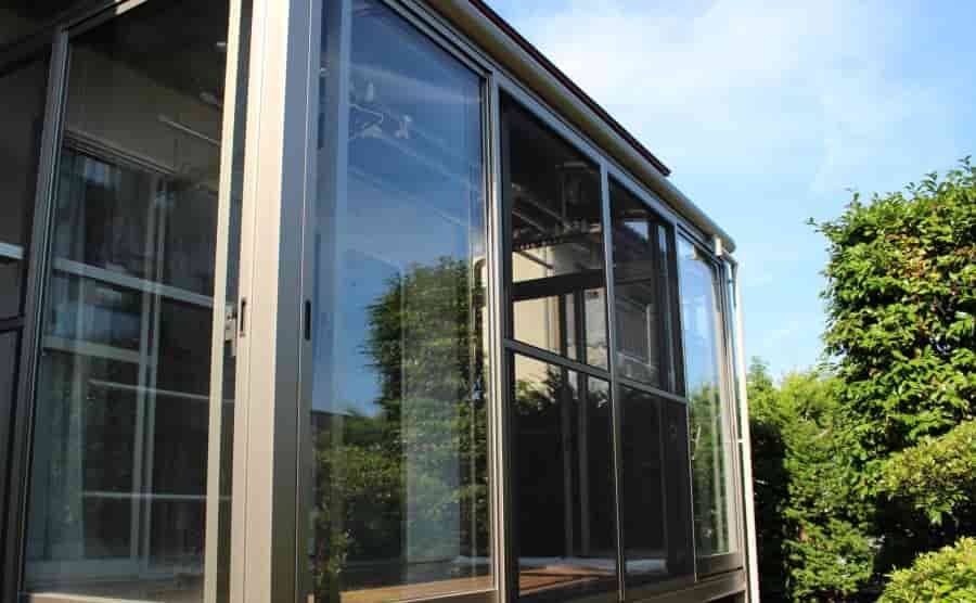 サンルームから雨漏り？雨漏りする原因と自分で修理する方法について