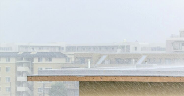 雨漏り対策を自分で！屋根や窓・サッシの応急処置方法をご紹介